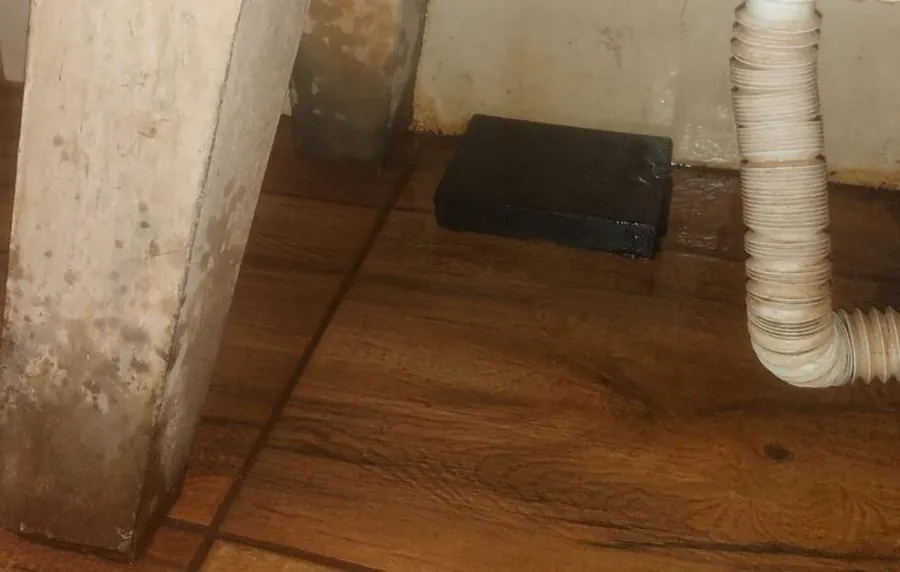 Scorp One instalada no piso ao lado do tanque, na linha do rodapé